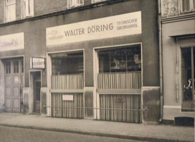 Straßenansicht historisches Geschäftshaus